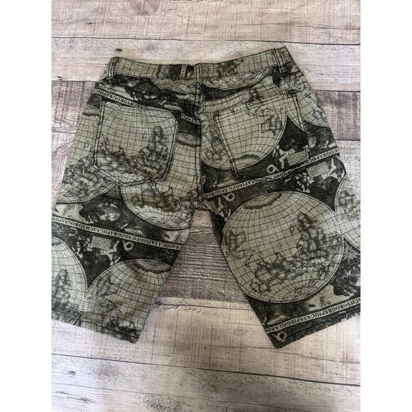 Young Rich & Famous NYC Mens Shorts Size 34 Black Gray Globe Print - Picture 2 of 9